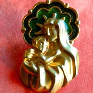 Gorgeous Mother Mary Baby Jesus gold-tone religious pin/brooch